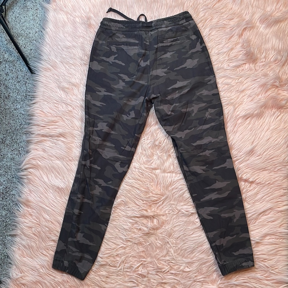 Athleta Black Olive Camo Farallon Jogger Travel Lifestyle Pant Size 2 - Picture 4 of 8